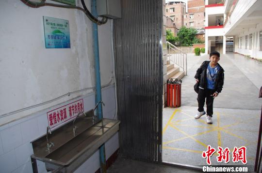 柳州山寨直饮水机进校园未经招标教育官员被捕